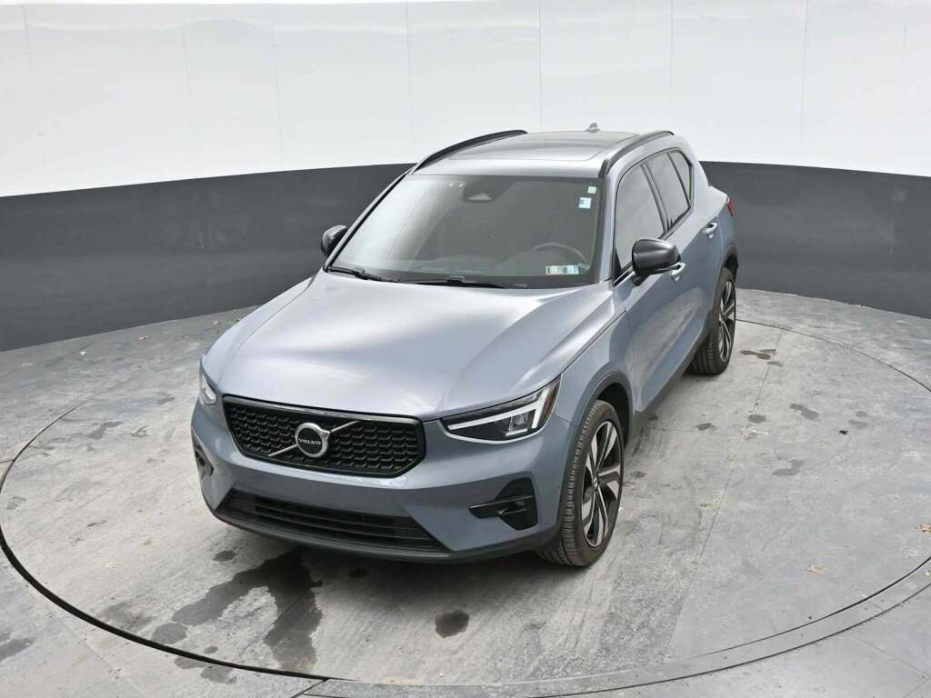 2023 Volvo XC40 B5 Plus Dark Theme