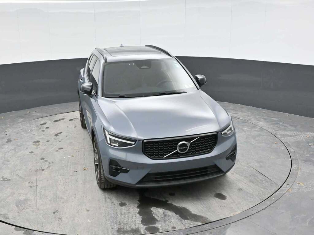 2023 Volvo XC40 B5 Plus Dark Theme