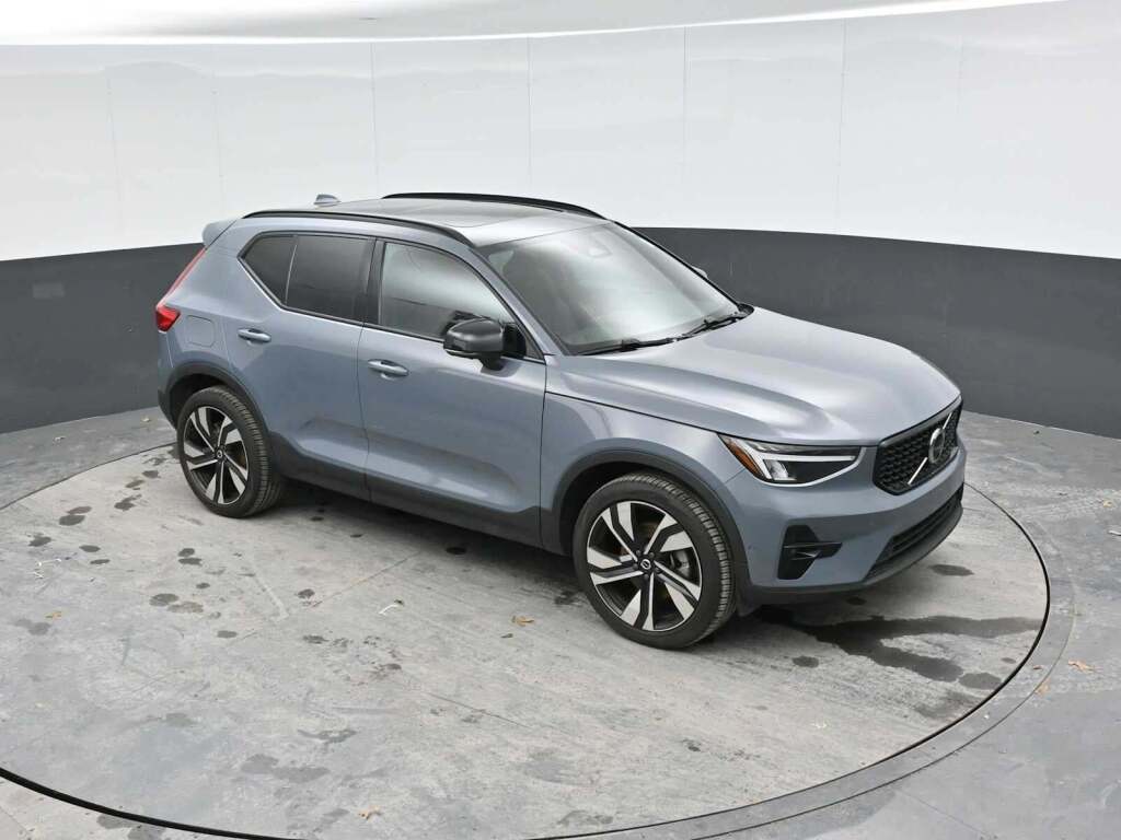 2023 Volvo XC40 B5 Plus Dark Theme