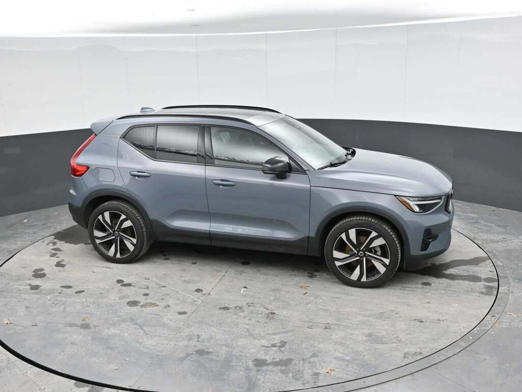2023 Volvo XC40 B5 Plus Dark Theme
