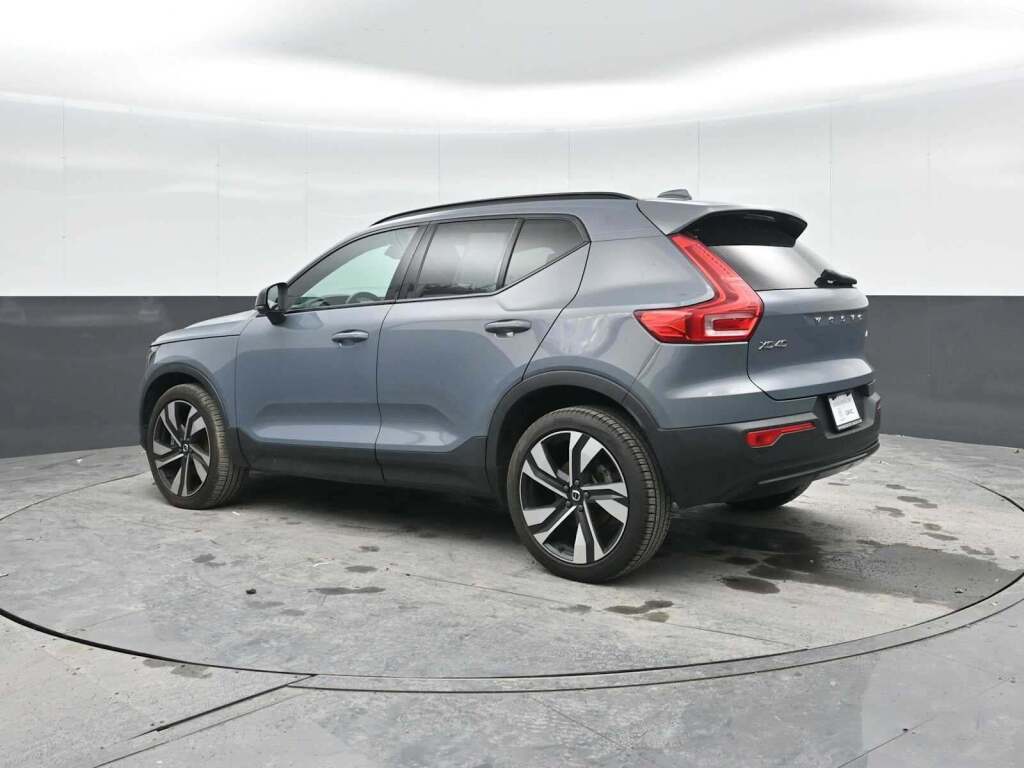 2023 Volvo XC40 B5 Plus Dark Theme