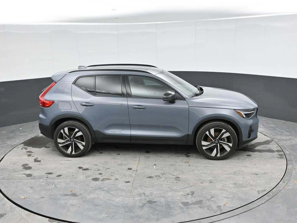 2023 Volvo XC40 B5 Plus Dark Theme