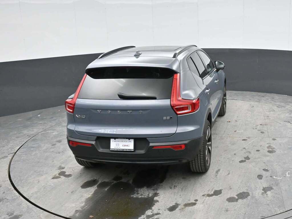2023 Volvo XC40 B5 Plus Dark Theme