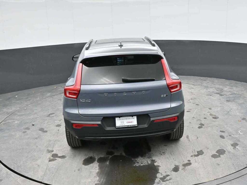 2023 Volvo XC40 B5 Plus Dark Theme