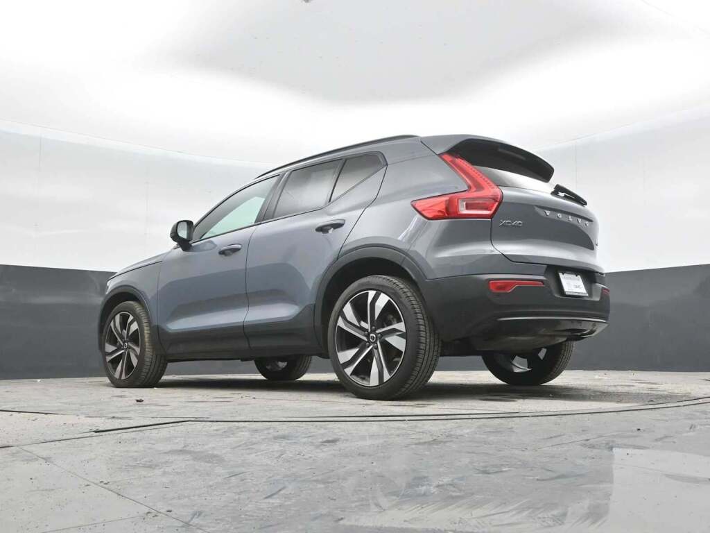 2023 Volvo XC40 B5 Plus Dark Theme