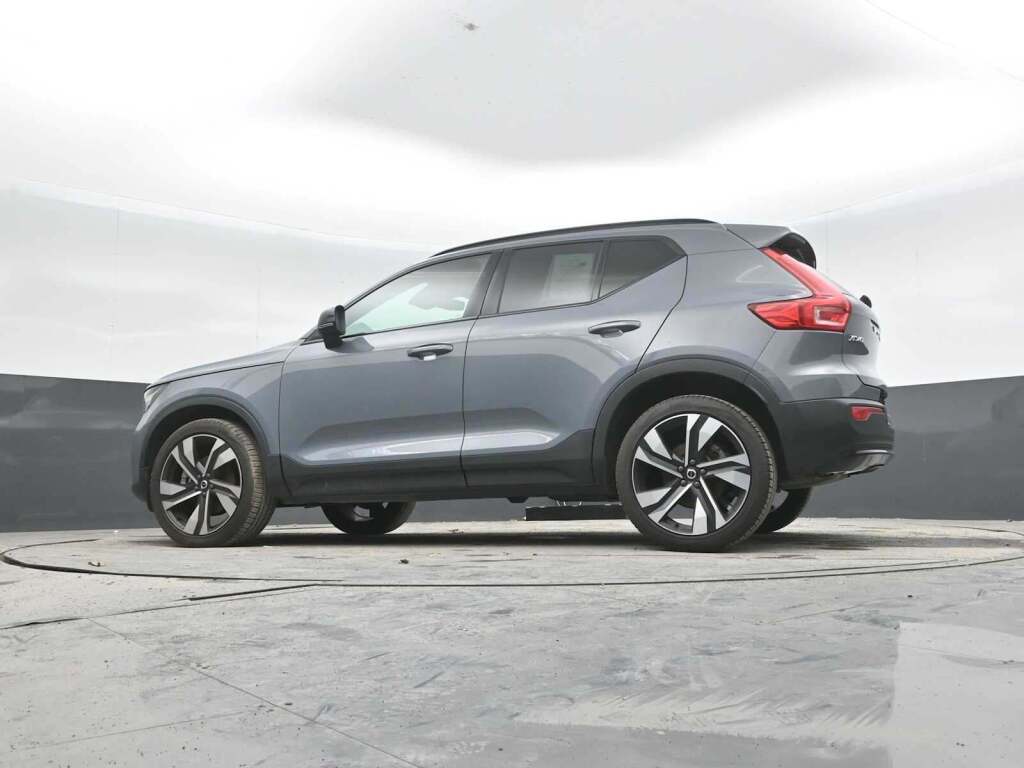 2023 Volvo XC40 B5 Plus Dark Theme