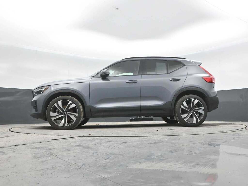 2023 Volvo XC40 B5 Plus Dark Theme