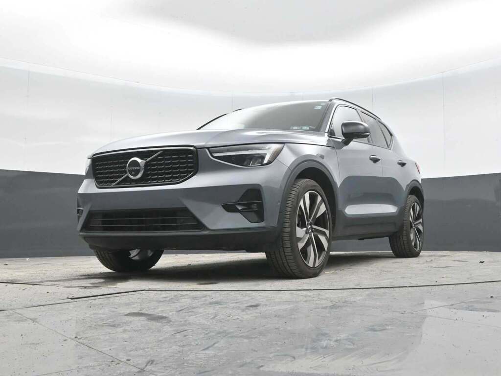 2023 Volvo XC40 B5 Plus Dark Theme