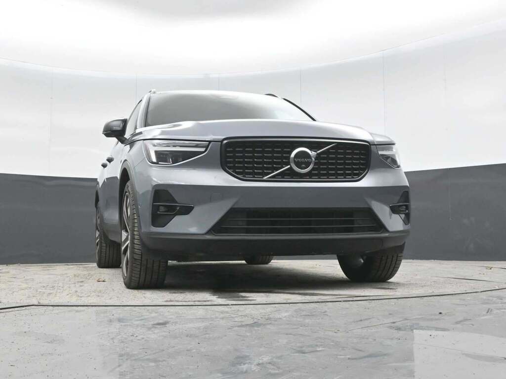 2023 Volvo XC40 B5 Plus Dark Theme