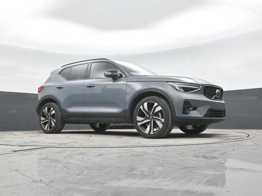 2023 Volvo XC40 B5 Plus Dark Theme