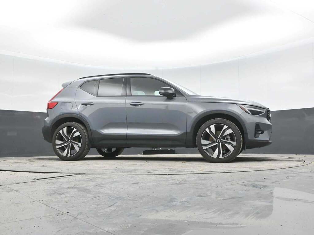 2023 Volvo XC40 B5 Plus Dark Theme