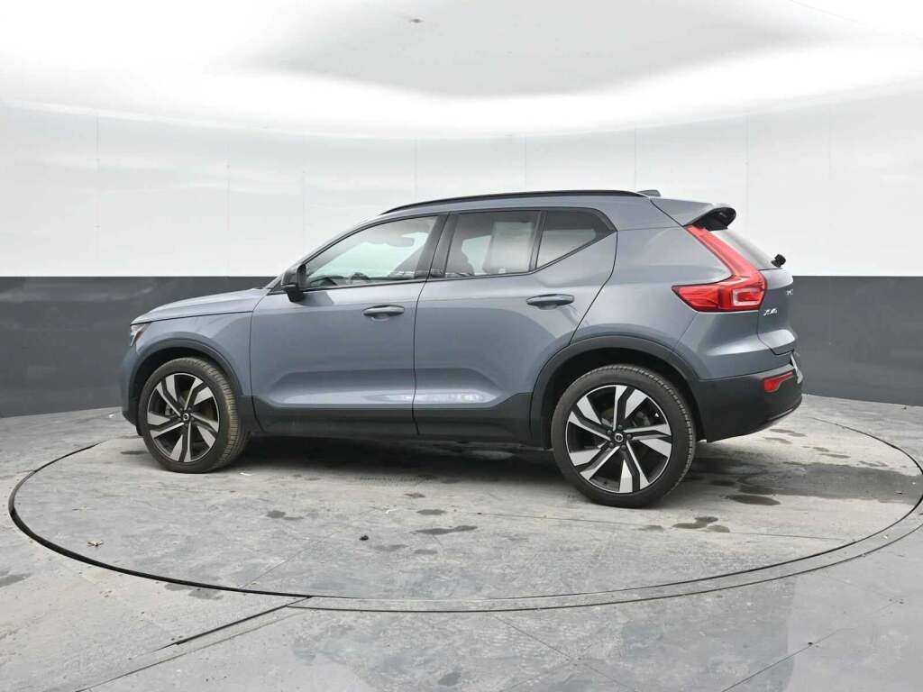 2023 Volvo XC40 B5 Plus Dark Theme