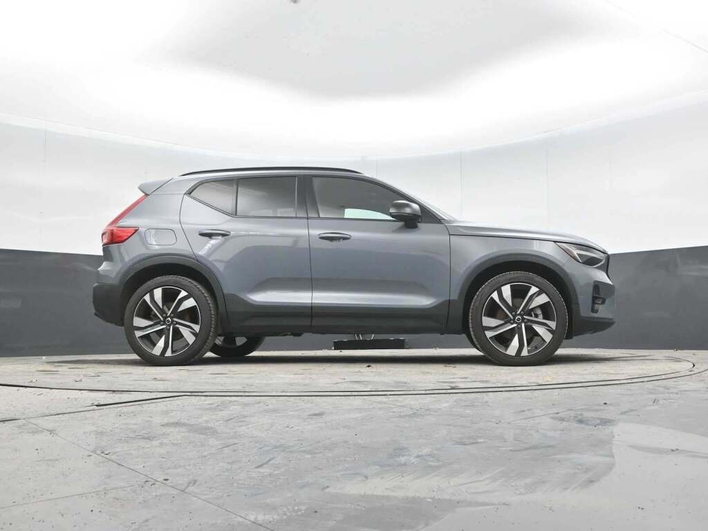 2023 Volvo XC40 B5 Plus Dark Theme