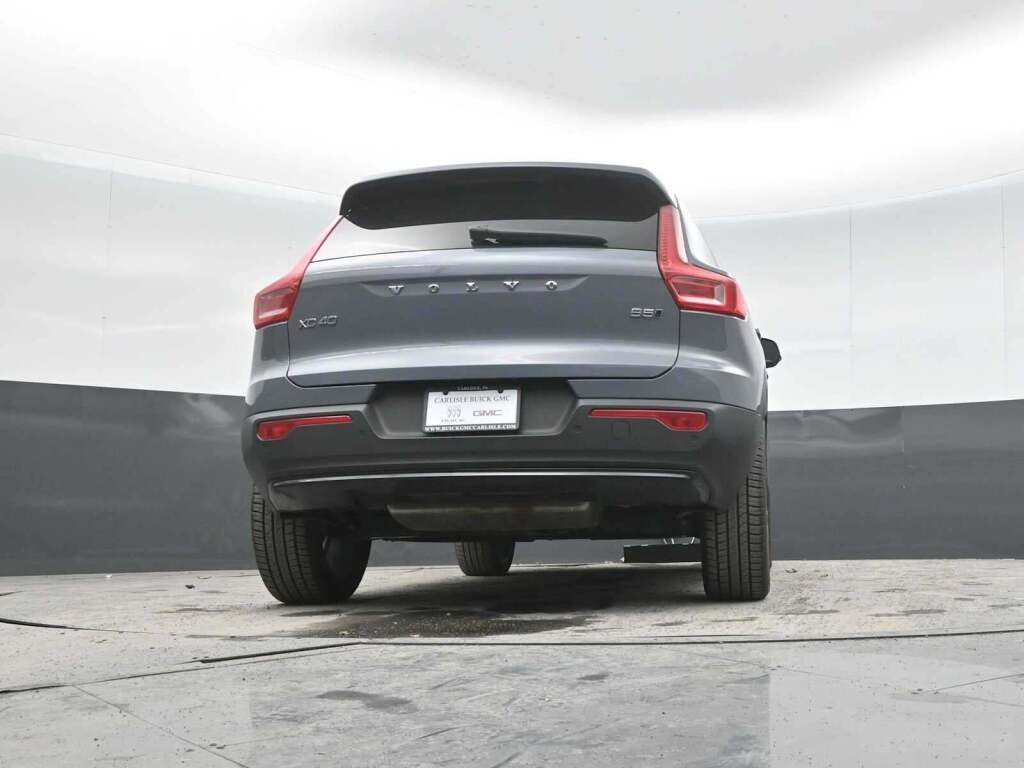 2023 Volvo XC40 B5 Plus Dark Theme