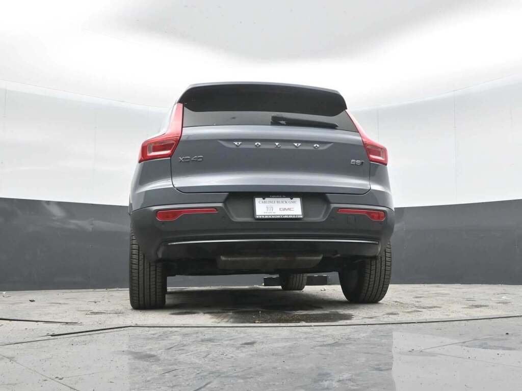 2023 Volvo XC40 B5 Plus Dark Theme