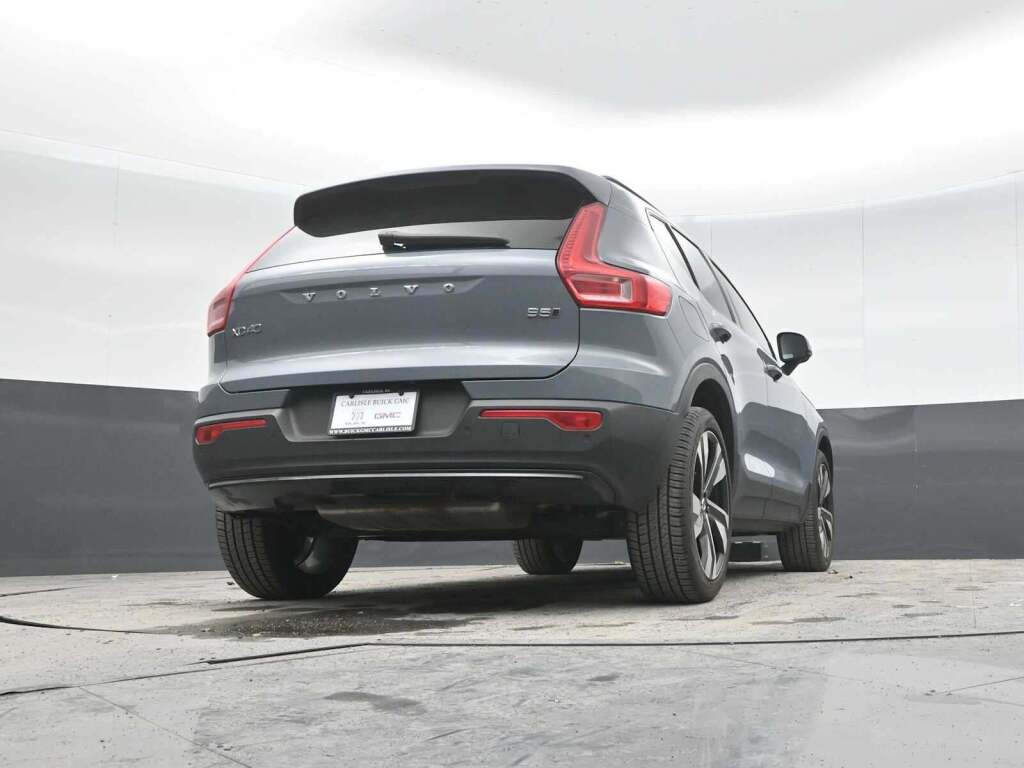 2023 Volvo XC40 B5 Plus Dark Theme