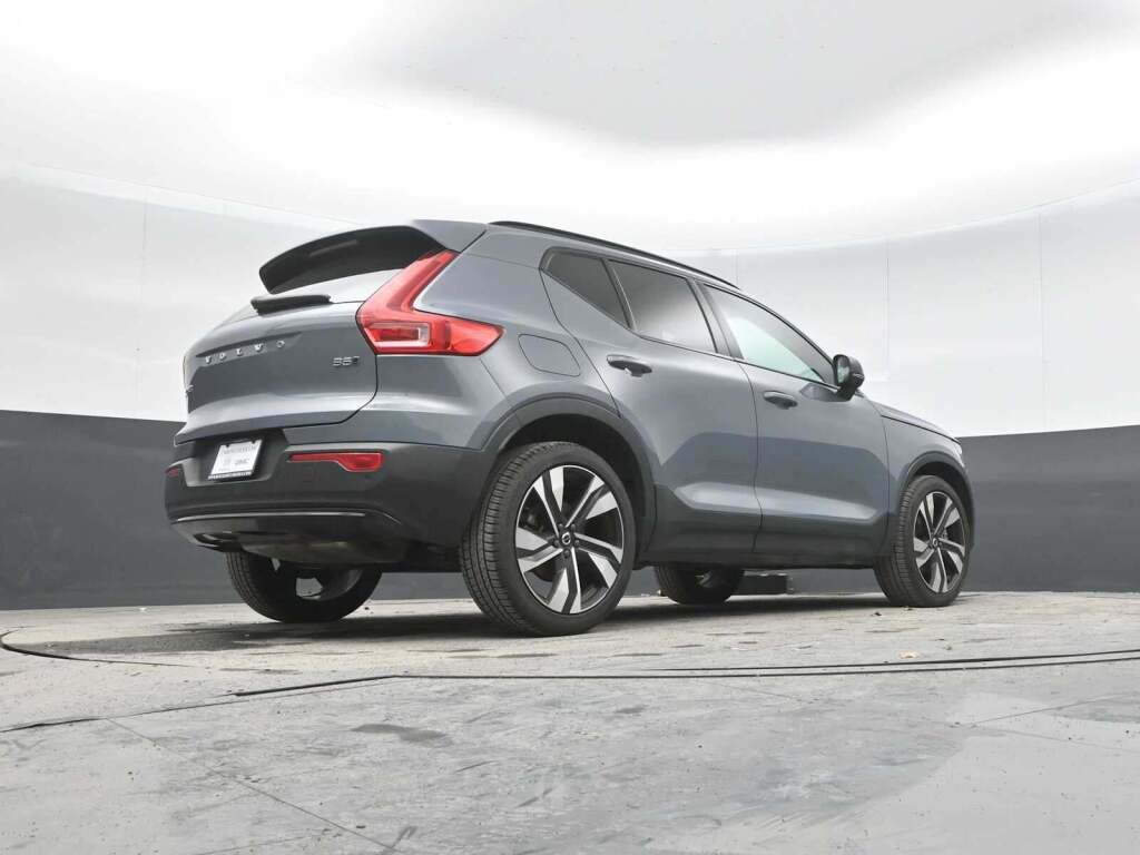 2023 Volvo XC40 B5 Plus Dark Theme