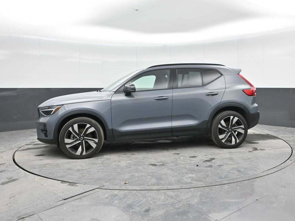 2023 Volvo XC40 B5 Plus Dark Theme