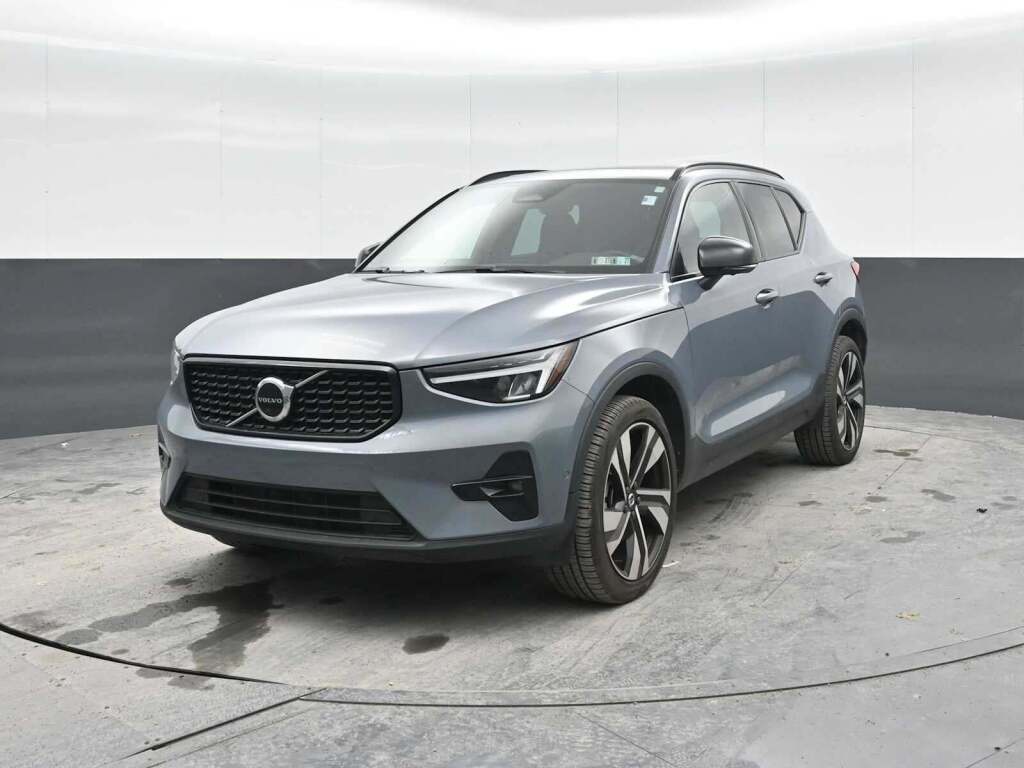 2023 Volvo XC40 B5 Plus Dark Theme