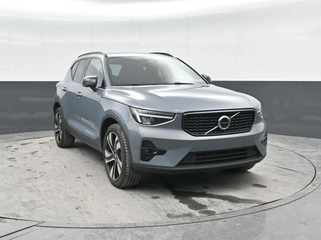 2023 Volvo XC40 B5 Plus Dark Theme