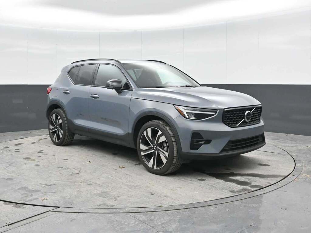 2023 Volvo XC40 B5 Plus Dark Theme