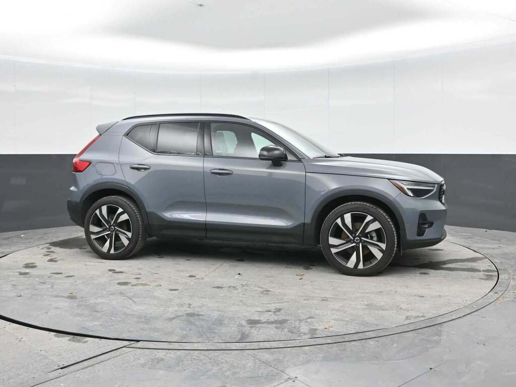 2023 Volvo XC40 B5 Plus Dark Theme