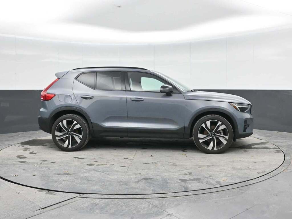 2023 Volvo XC40 B5 Plus Dark Theme