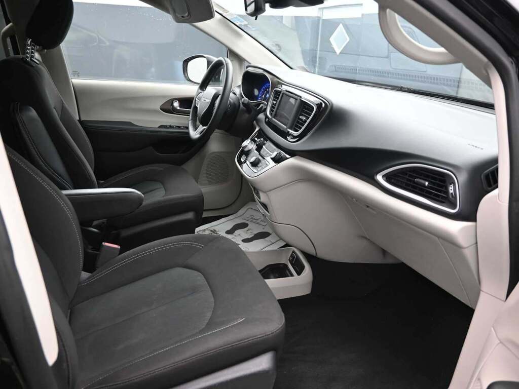 2024 Chrysler Voyager LX