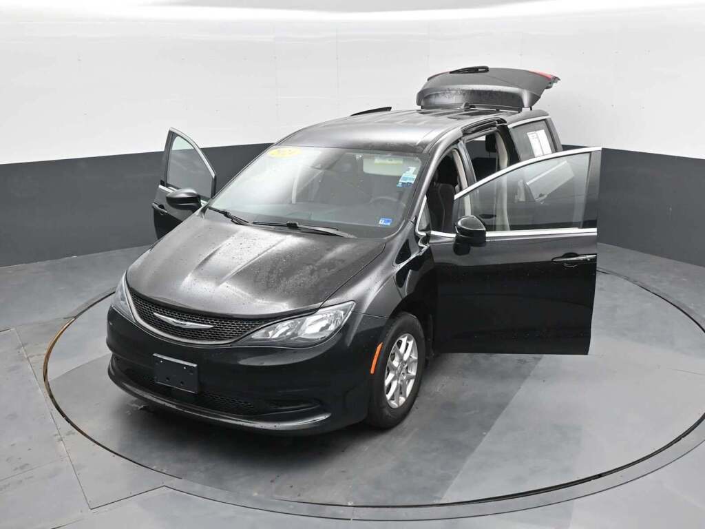 2024 Chrysler Voyager LX