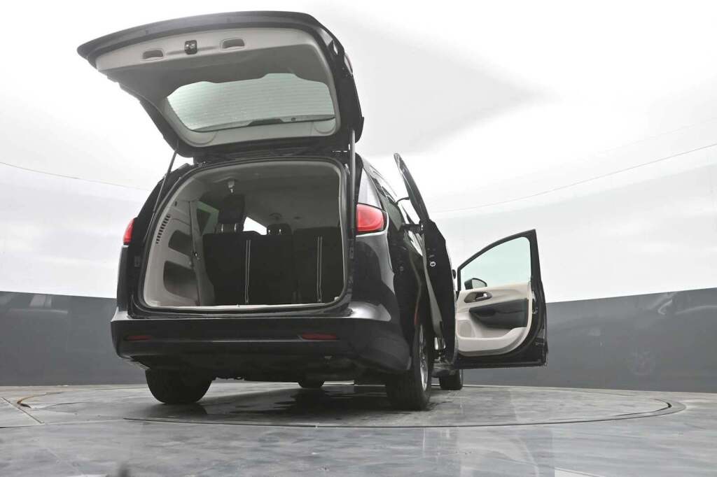2024 Chrysler Voyager LX