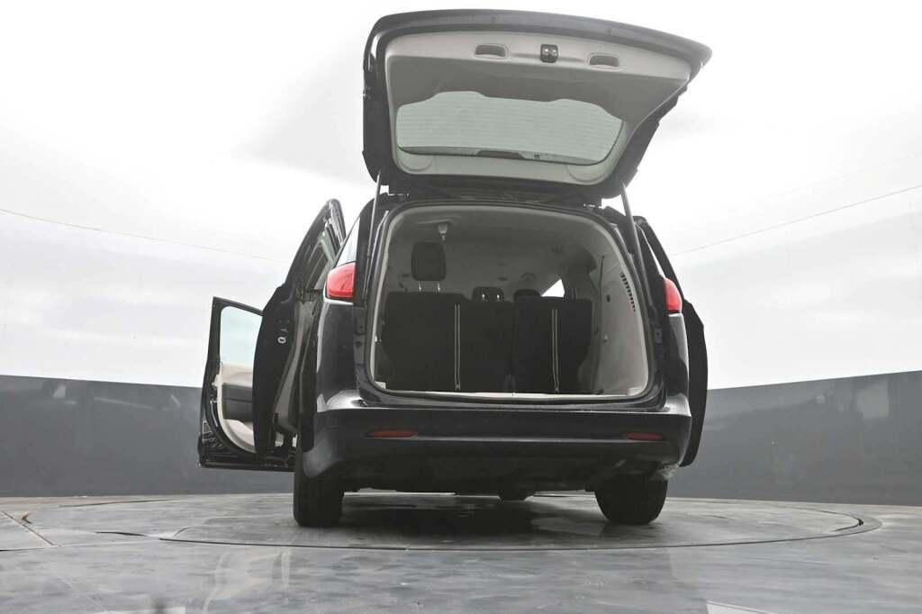 2024 Chrysler Voyager LX