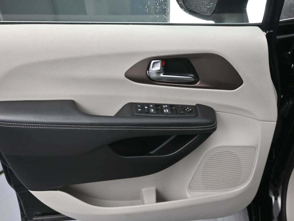 2024 Chrysler Voyager LX