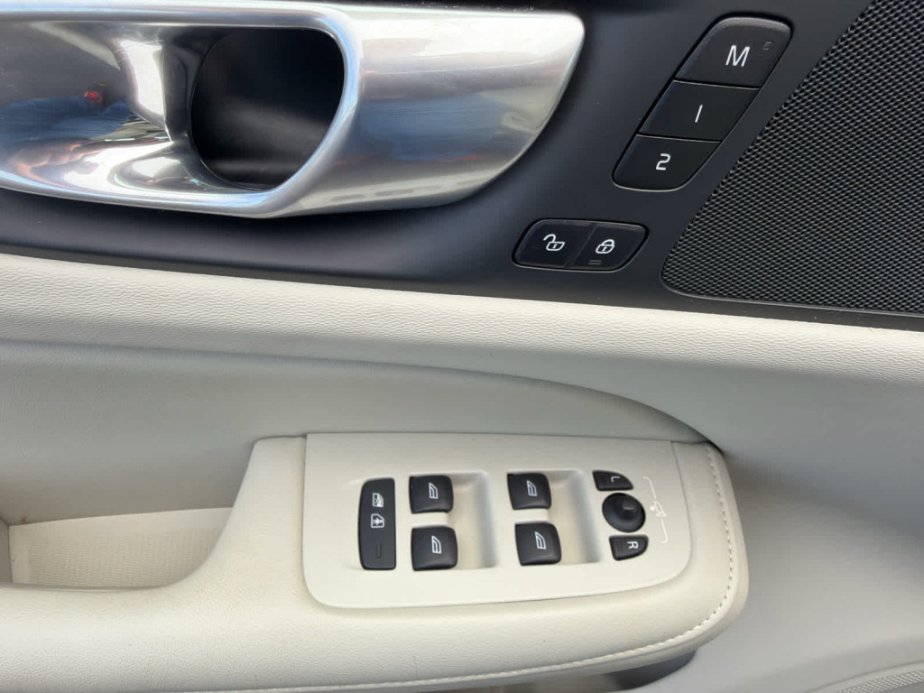 2024 Volvo S60 B5 Plus Dark Theme