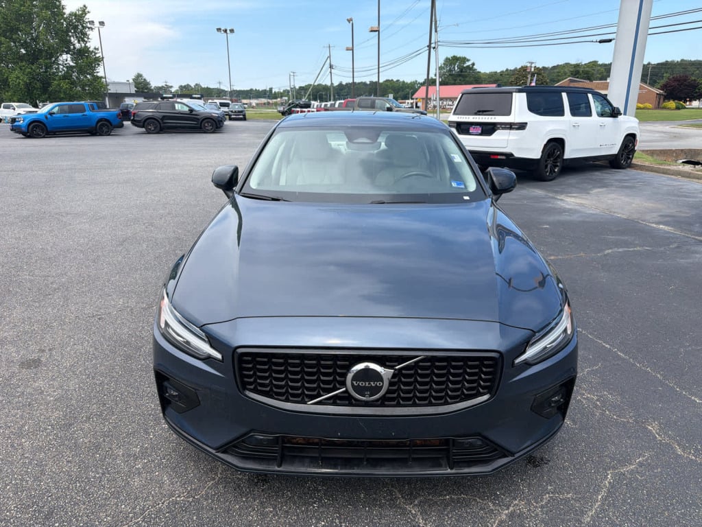 2024 Volvo S60 B5 Plus Dark Theme