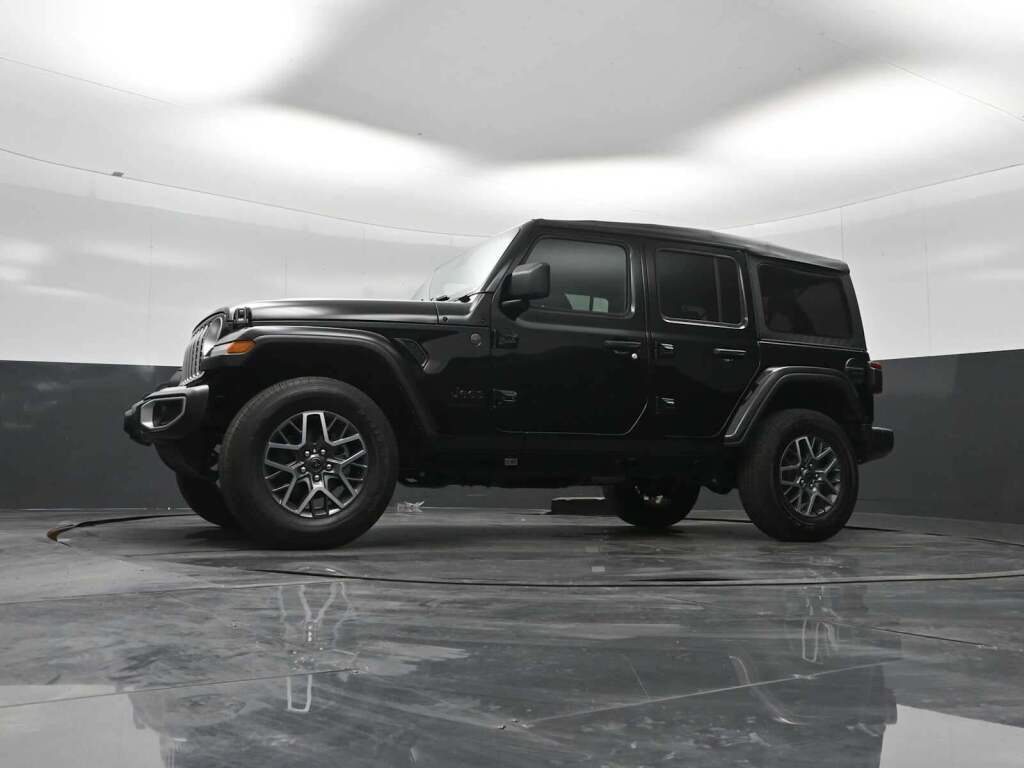 2025 Jeep Wrangler 4-Door Sahara 4x4