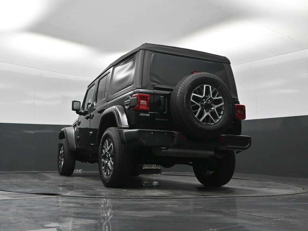 2025 Jeep Wrangler 4-Door Sahara 4x4