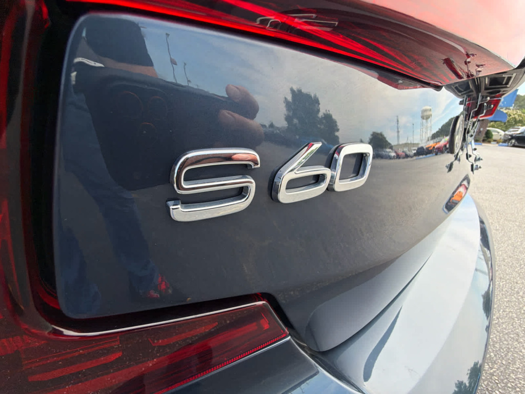 2024 Volvo S60 B5 Plus Dark Theme
