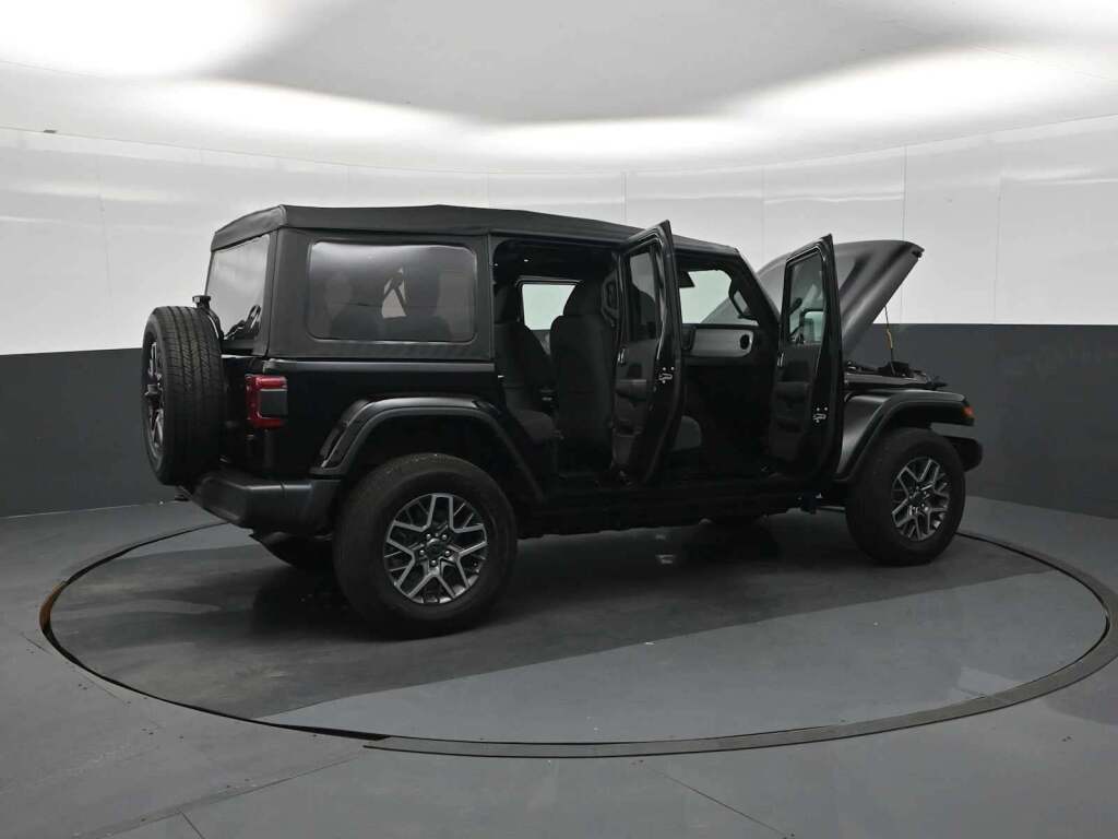 2025 Jeep Wrangler 4-Door Sahara 4x4