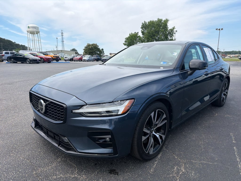 2024 Volvo S60 B5 Plus Dark Theme