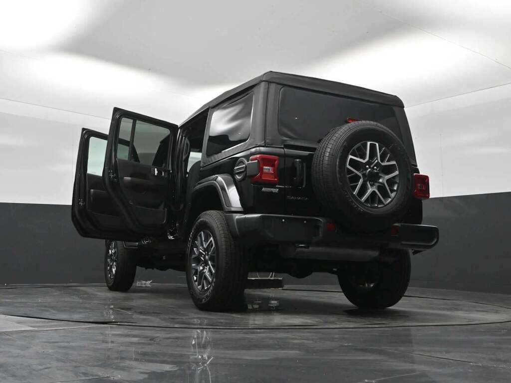 2025 Jeep Wrangler 4-Door Sahara 4x4