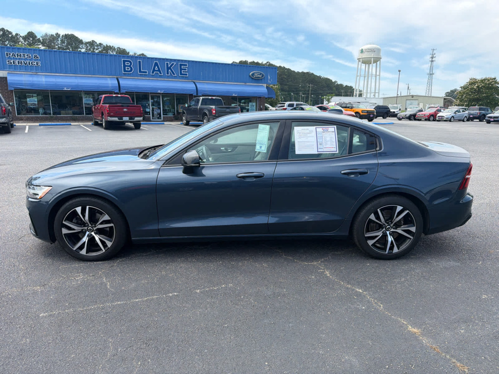 2024 Volvo S60 B5 Plus Dark Theme
