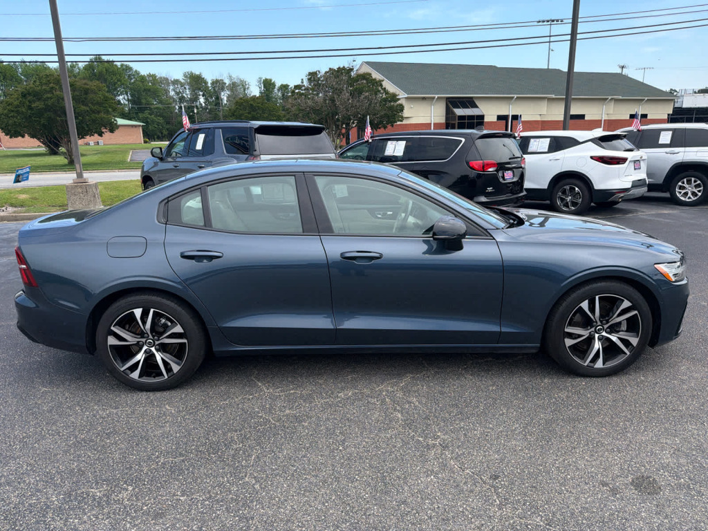 2024 Volvo S60 B5 Plus Dark Theme