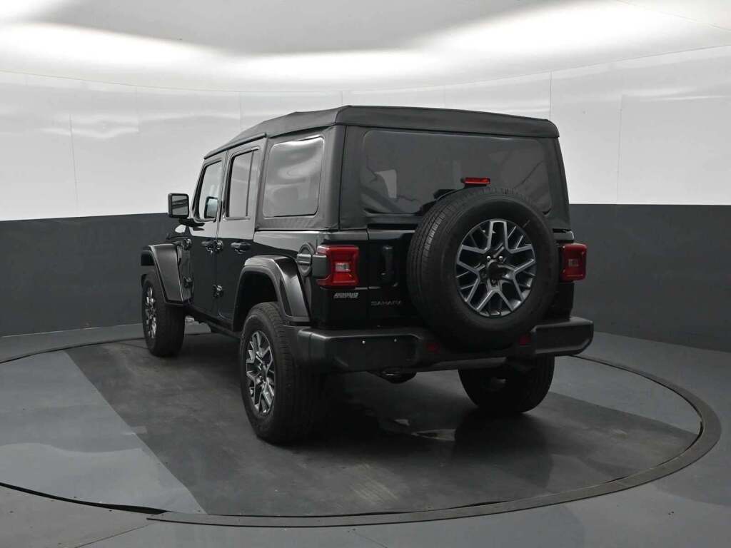 2025 Jeep Wrangler 4-Door Sahara 4x4