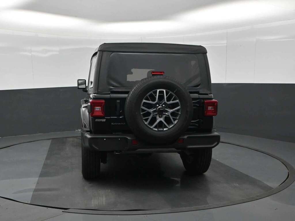 2025 Jeep Wrangler 4-Door Sahara 4x4