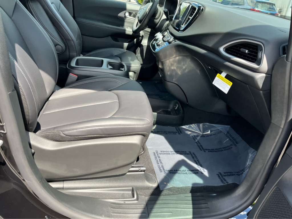 2026 Chrysler Voyager LX
