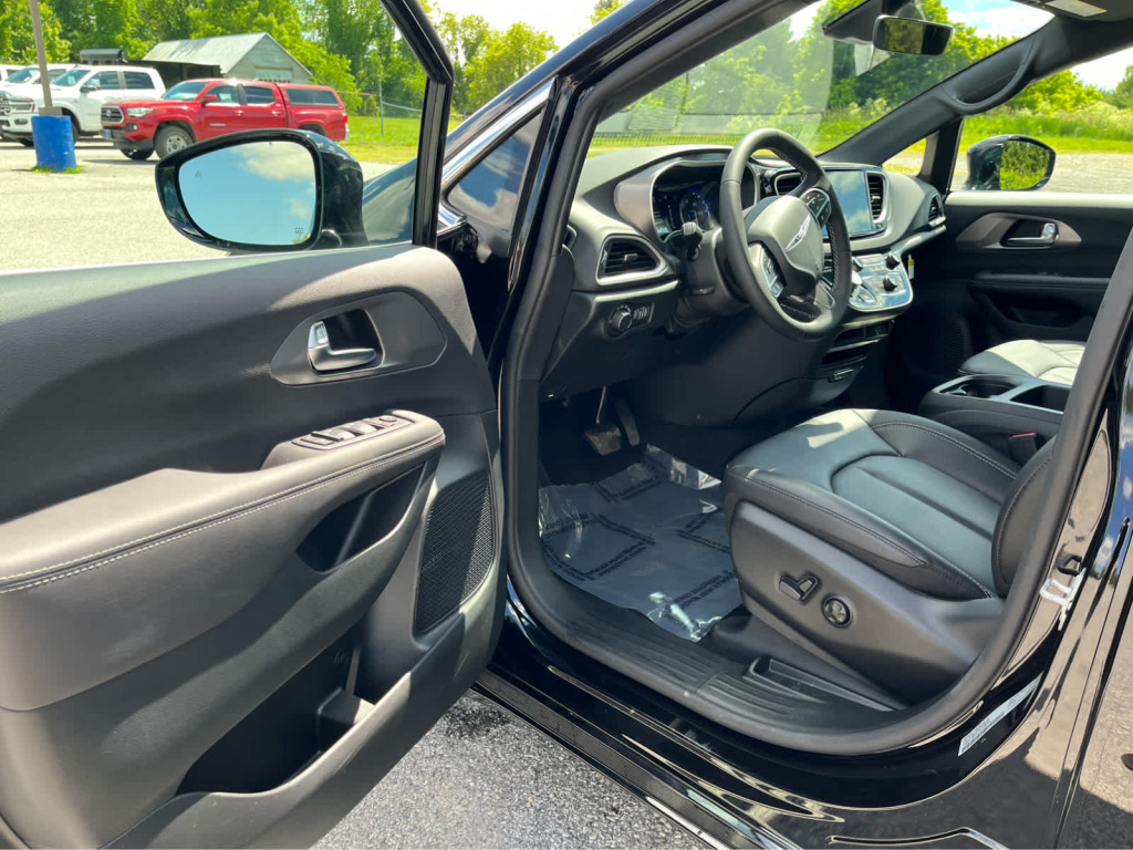 2026 Chrysler Voyager LX