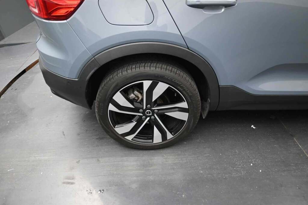 2023 Volvo XC40 B5 Plus Dark Theme