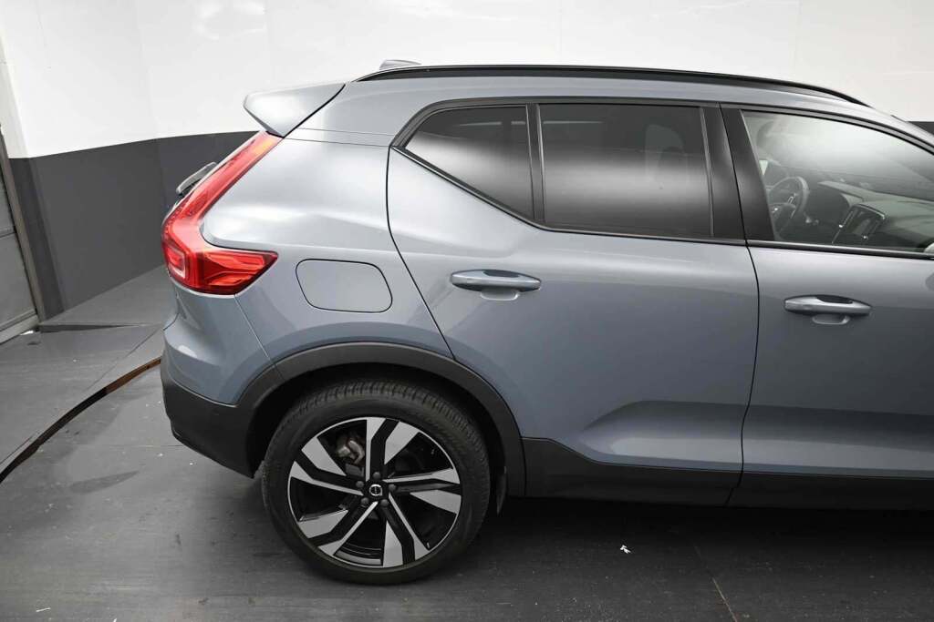 2023 Volvo XC40 B5 Plus Dark Theme
