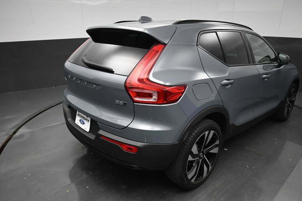 2023 Volvo XC40 B5 Plus Dark Theme