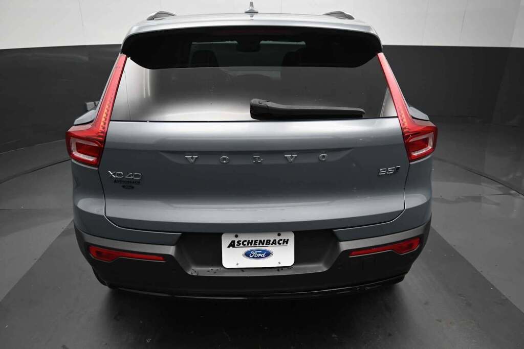 2023 Volvo XC40 B5 Plus Dark Theme